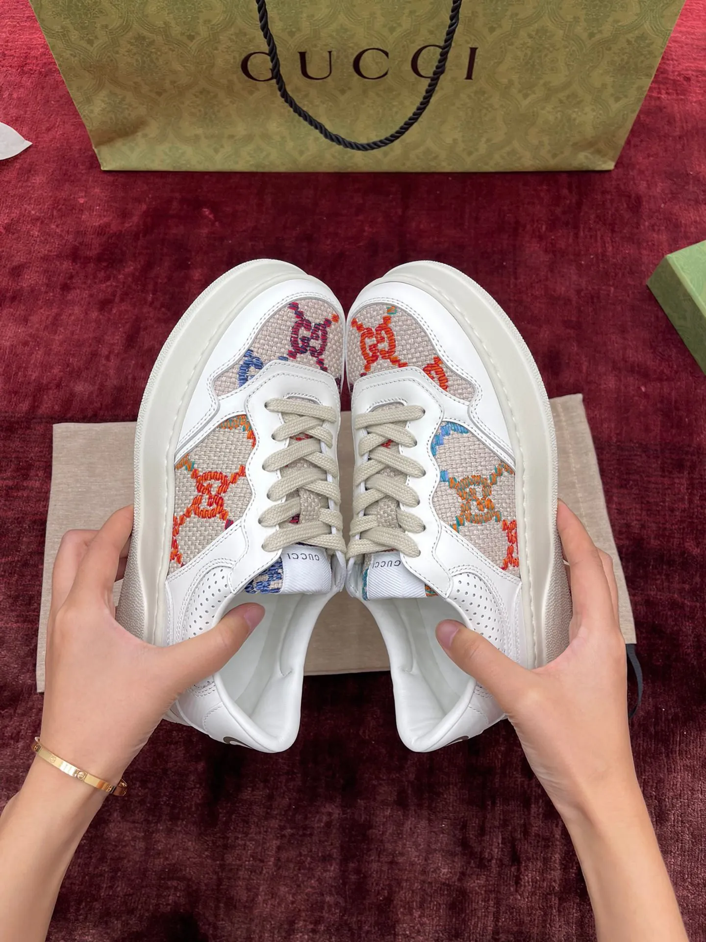 👟👟Ex-factory price 480👟👟 Gucc*i~~New upgraded version, original original color @GG couple's thick-soled shoes...biscuit shoes...white shoes...sneakers...flat shoes...catwalk style: celebrities, Internet celebrities, Xiaohongshu, etc. will definitely plant grass and call❤ Original customized cowhide fabric (classic old floral fabric, perforation, embossing process), the original bottom has a big logo, and there is a GG on the heel Logo, 5cm thick sole, classic Gucci webbing... Women's size 35-40, men's size 39-44
